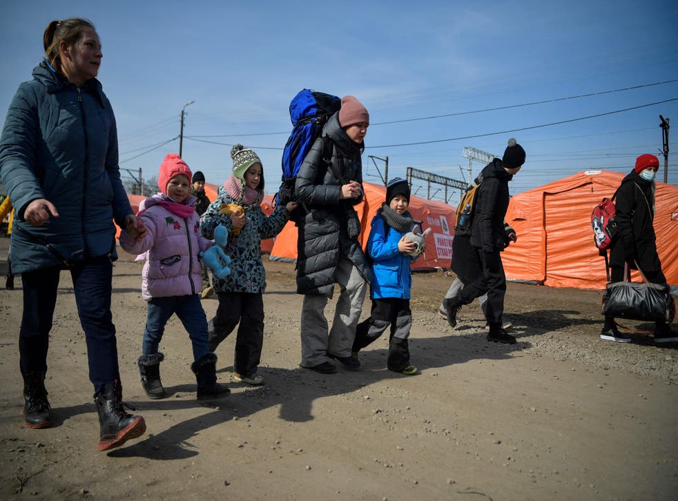 <p>Refugees from Ukraine arrive at the Polish border</p>