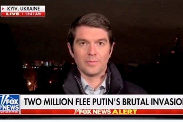 Se ve al corresponsal de Fox News, Benjamin Hall, informando desde Ucrania