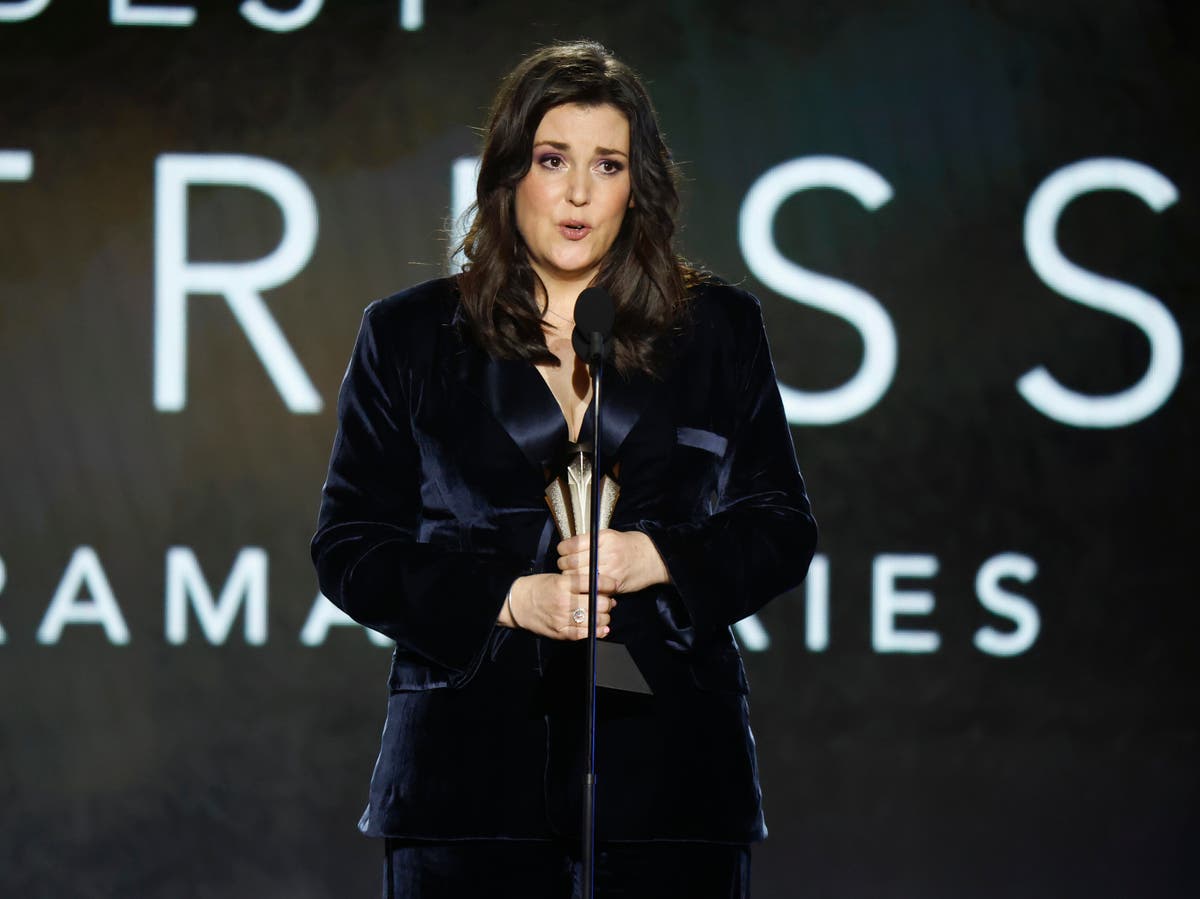 Melanie Lynskey thanks nanny during Critics Choice Awards acceptance speech