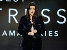 Melanie Lynskey thanks nanny during Critics Choice Awards acceptance speech