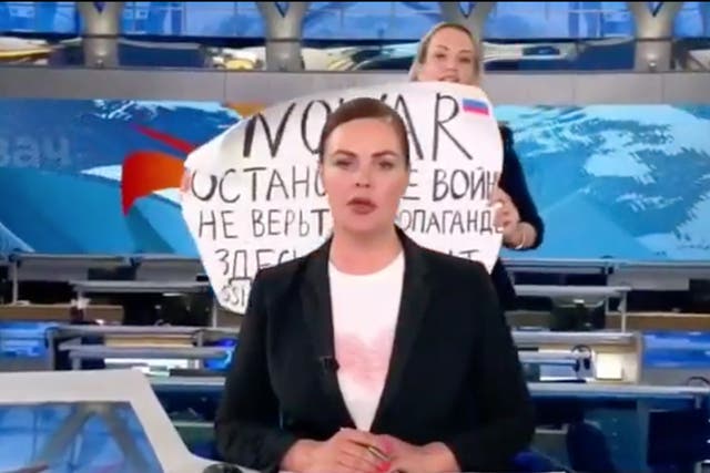 <p>A protester breaks into a Russian evening newscast shouting “no to war” and holding an anti-war sign</p>