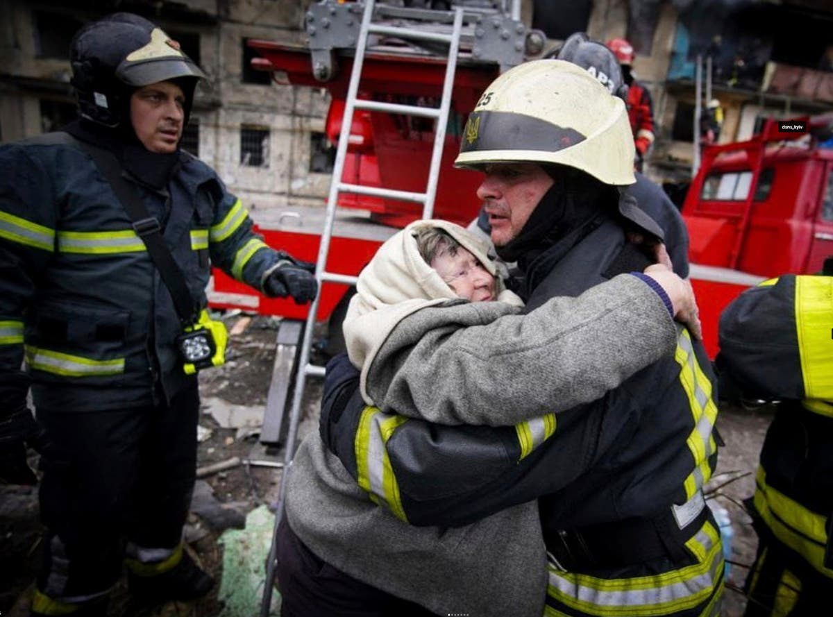Сколько человек погибло в авдеевке. Пожар фото. Пожарные Украины. Спасатель. Пожарные России спасают.