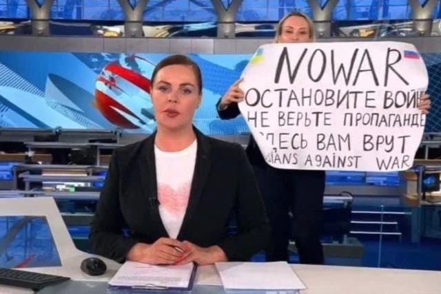 <p>Marina Ovsyannikova, a producer on the primetime Russian state TV news show, leapt onto the set with a banner</p>