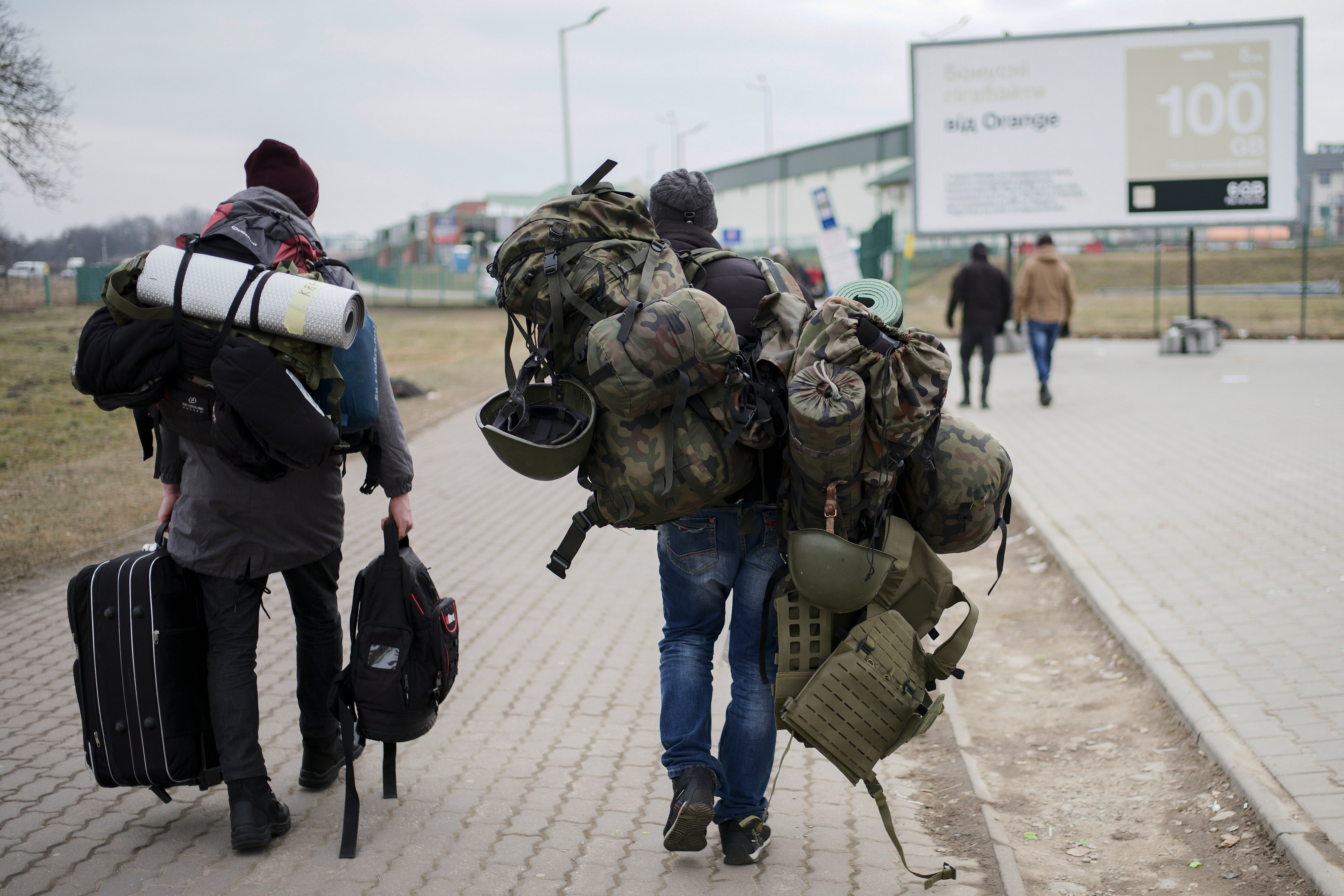 Foreign fighters walk from Poland into Ukraine