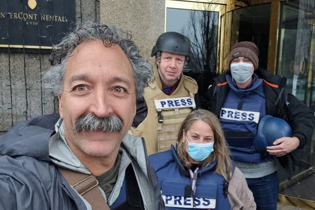 El camarógrafo de Fox News Pierre Zakrzewski (izquierda) fue asesinado mientras informaba en Ucrania, anunció la red el 15 de marzo.