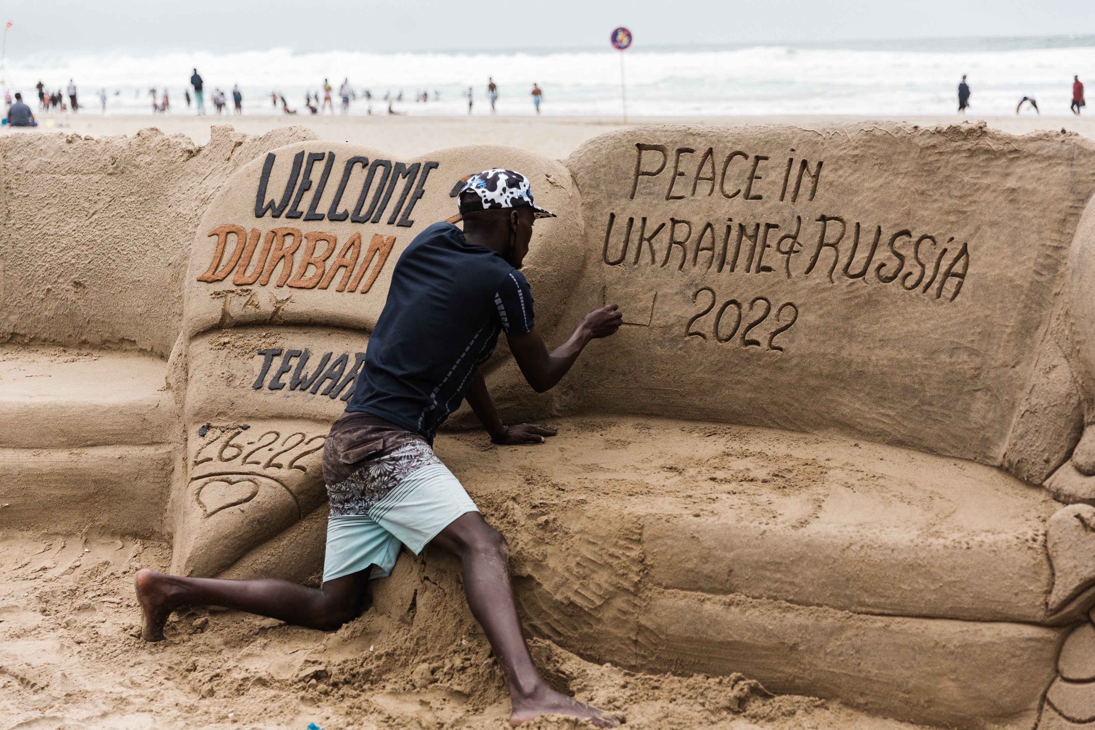 Sithembiso Buthelezi sculpts a message calling for peace between Ukraine and Russia