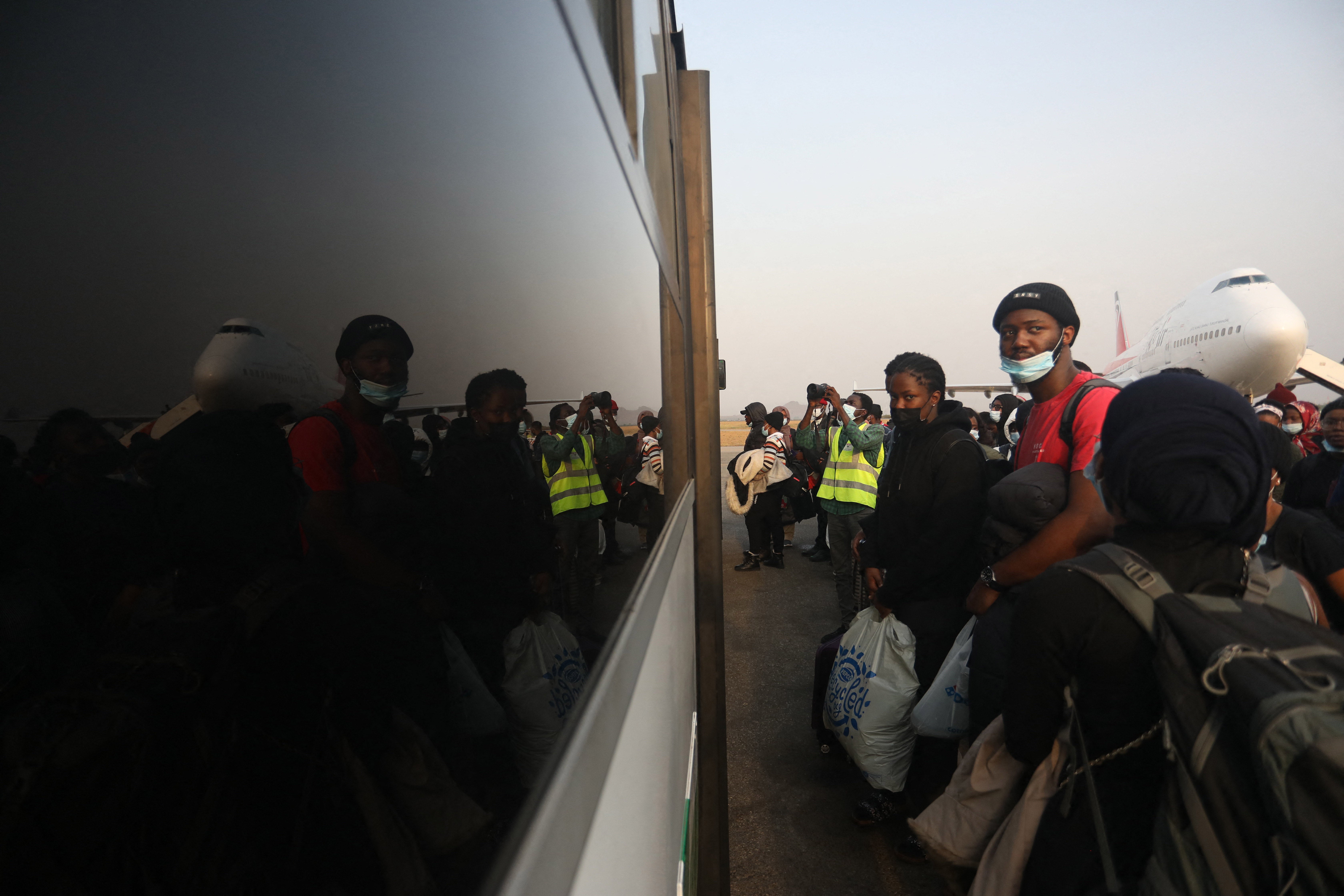 Nigerian students evacuated from Ukraine following Russia’s invasion disembark at the Nnamdi Azikwe Airport