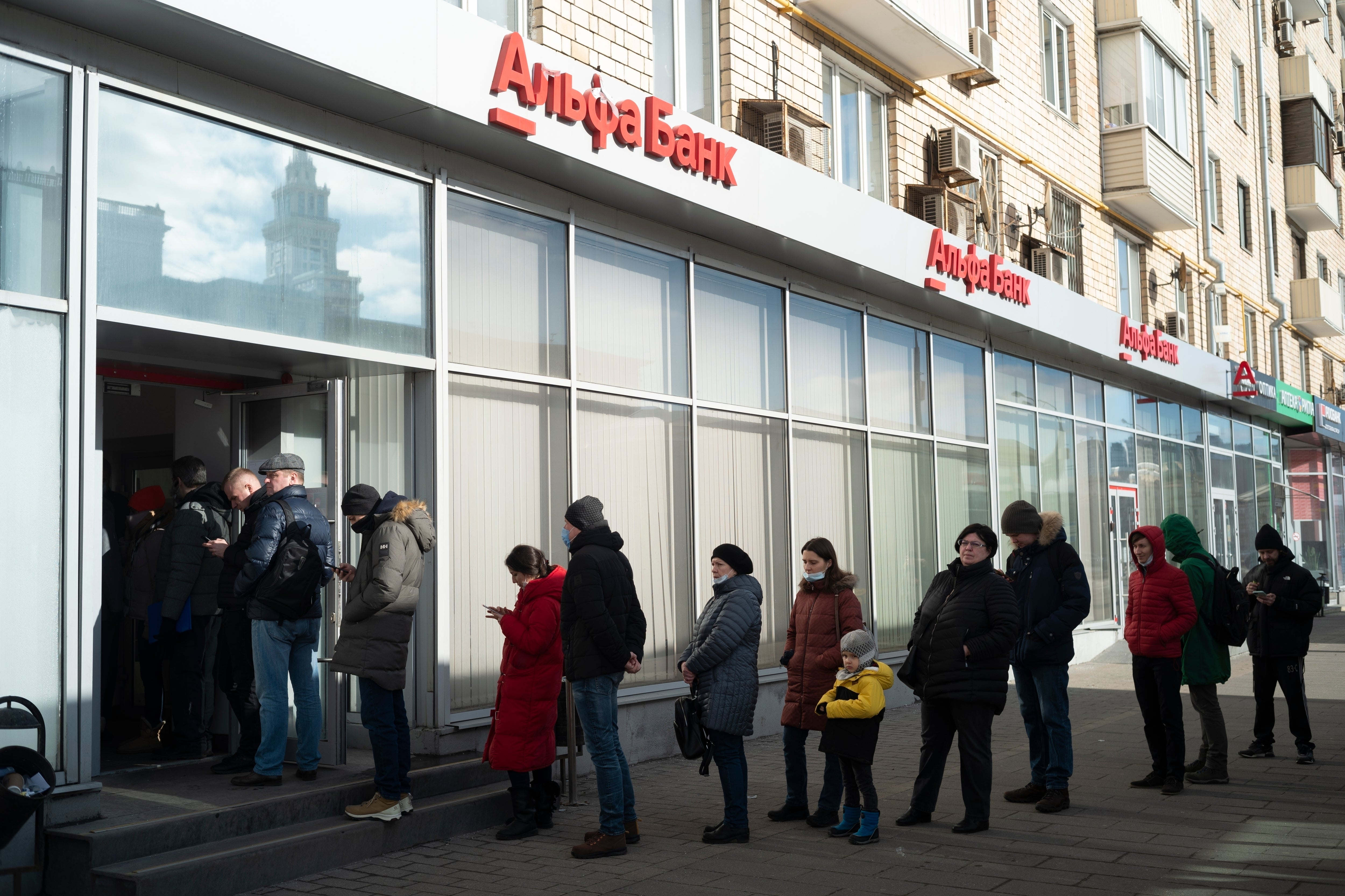 Russians queue for currency as the country’s economic plight deteriorates