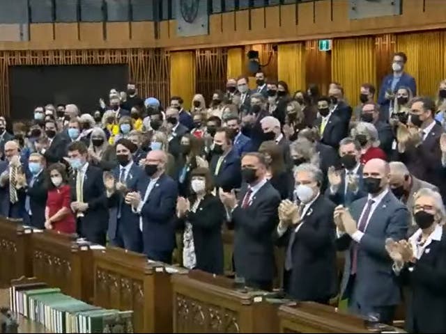 <p>Ovación de pie para Zelensky por parte del Parlamento de Canadá</p>