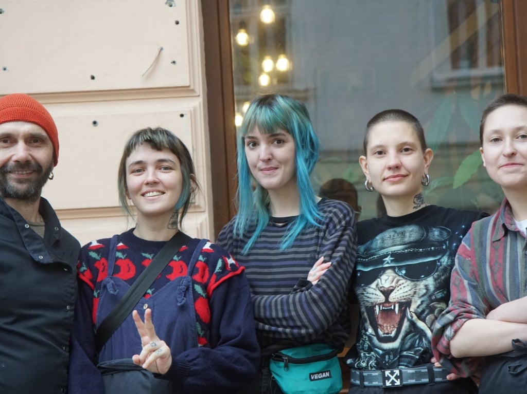 'Herkesi besliyoruz': Bir Lviv vegan restoranı nasıl yüzlerce Ukraynalı mülteciye yardım etmeye başladı?