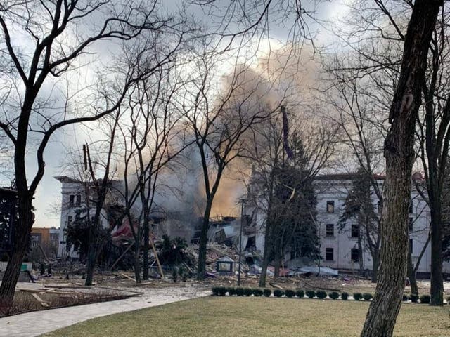 <p>Una vista muestra el Teatro Regional de Drama de Donetsk destruido por un ataque aéreo en medio de la invasión rusa de Ucrania, en Mariupol</p>