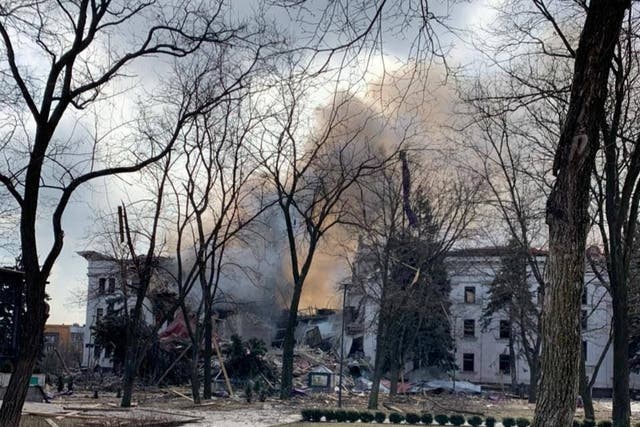 <p>Una vista muestra el Teatro Regional de Drama de Donetsk destruido por un ataque aéreo en medio de la invasión rusa de Ucrania, en Mariupol</p>