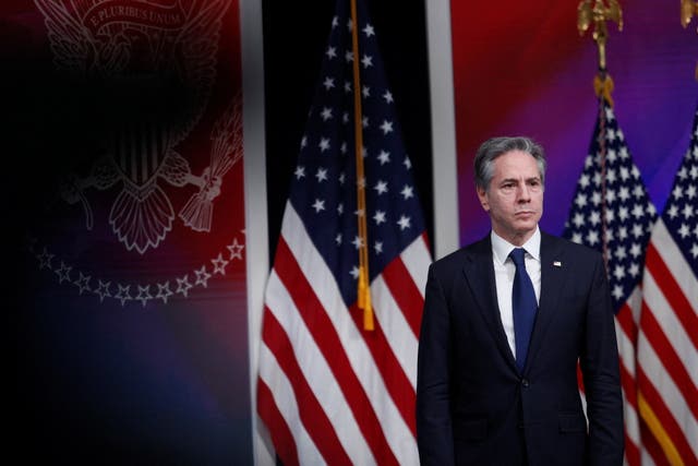El secretario de Estado de los EE. UU., Antony Blinken, espera mientras el presidente de los EE. UU., Joe Biden, habla sobre la asistencia que el gobierno de los EE. UU. está brindando a Ucrania en medio de la invasión de Rusia al país vecino, durante los comentarios en el Auditorio del Tribunal Sur del edificio de oficinas de Eisenhower en la Casa Blanca en Washington, EE. UU. 16 de marzo de 2022. REUTERS/Tom Brenner