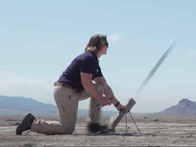 <p>Un hombre lanza un dron Switchblade desde un lanzador portátil. Los drones pueden volar cerca de los objetivos y luego detonarlos, ganándose el apodo de 'kamikaze'. Los drones serán enviados a Ucrania para ayudar en su defensa contra Rusia.</p>