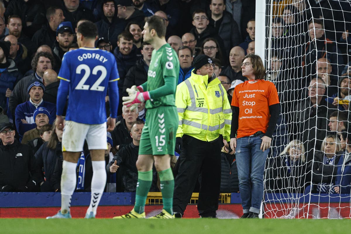 Everton vs Newcastle delayed for six minutes after protester ties neck to goalpost Everton vs Newcastle delayed for six minutes after protester ties neck to goalpost