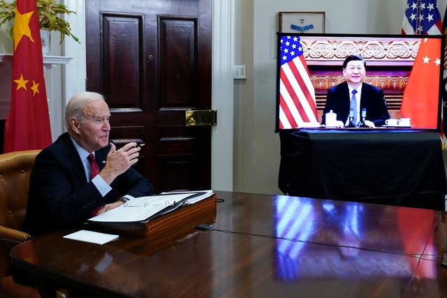 Foto de archivo: el presidente de los Estados Unidos, Joe Biden, se reúne virtualmente con el presidente chino, Xi Jinping, desde la Sala Roosevelt de la Casa Blanca en Washington, el 15 de noviembre de 2021.