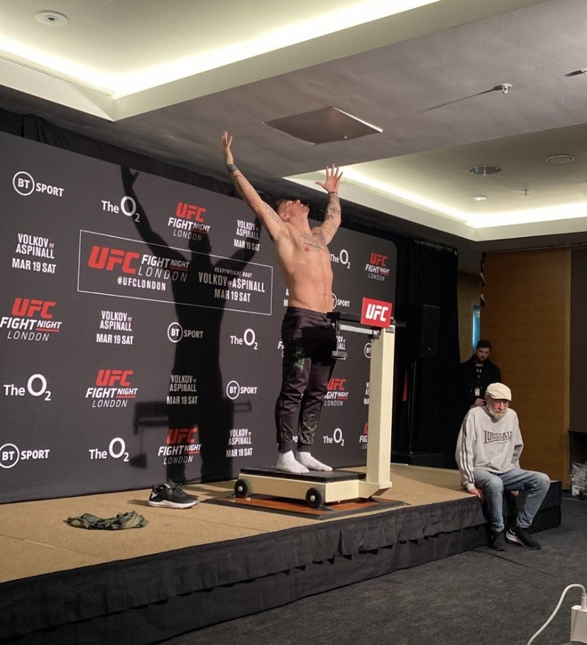 Tom Aspinall makes weight ahead of the UFC London main event