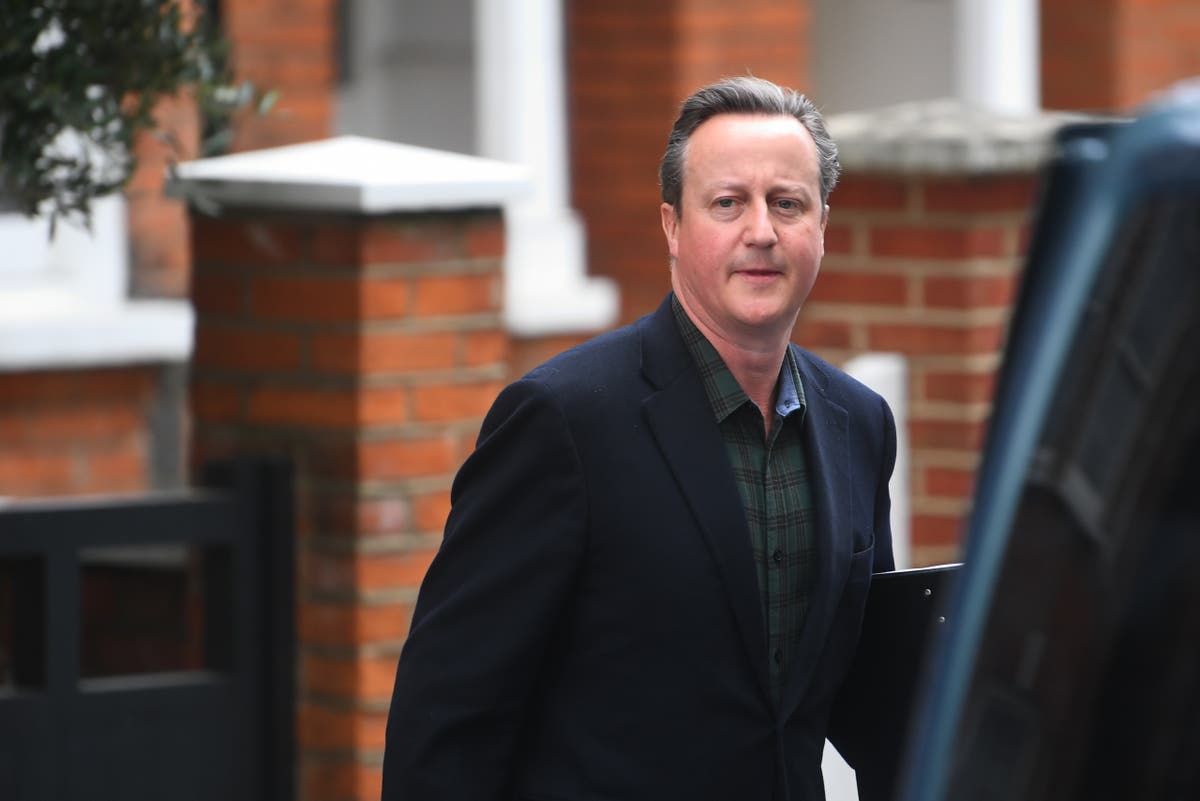 Były premier David Cameron jeździ „małą ciężarówką” z zaopatrzeniem dla uchodźców do Polski