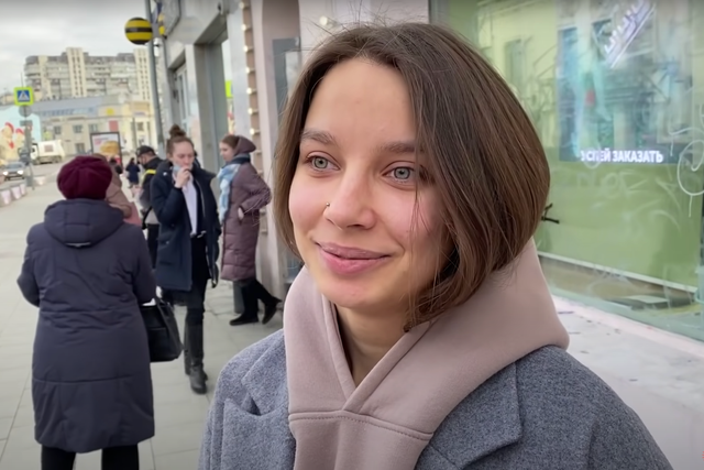 Los peatones de Moscú reaccionan a la noticia de que ha comenzado la invasión de Ucrania