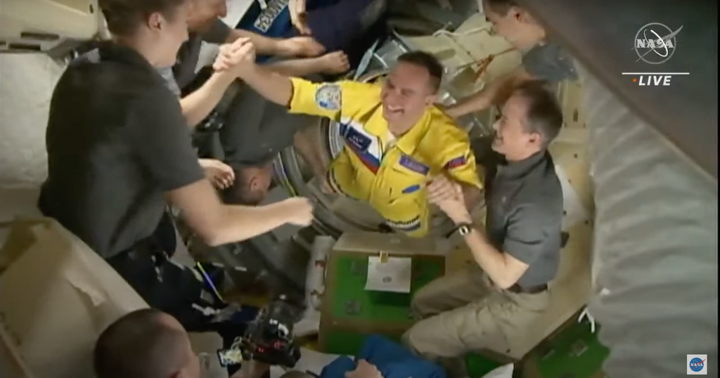 Rus kozmonotlar, Ukrayna'nın sarı ve mavi renklerini giyerek Uluslararası Uzay İstasyonuna ulaştılar.