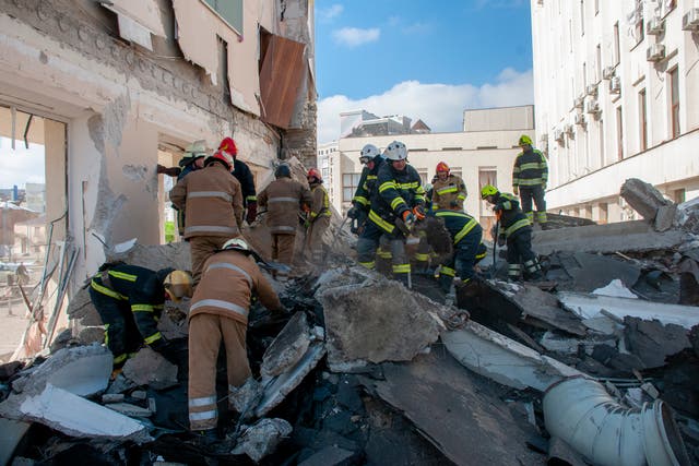 <p>Rescatistas ucranianos despejan escombros de un edificio en la ciudad de Kharkiv </p>