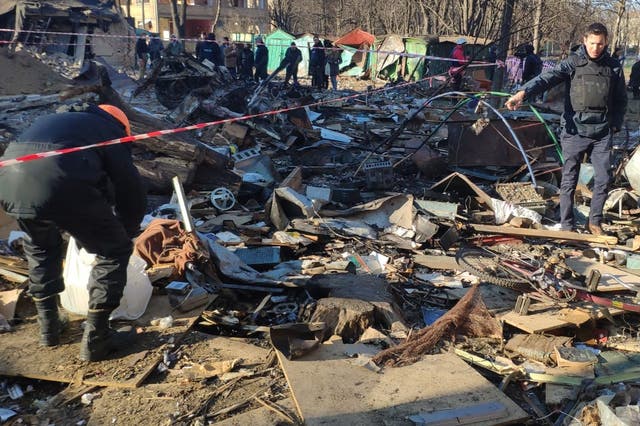 <p>Hombres limpian escombros luego de bombardeos matutinos contra el vecindario de Podil en Kyiv, el 18 de marzo de 2022 </p>