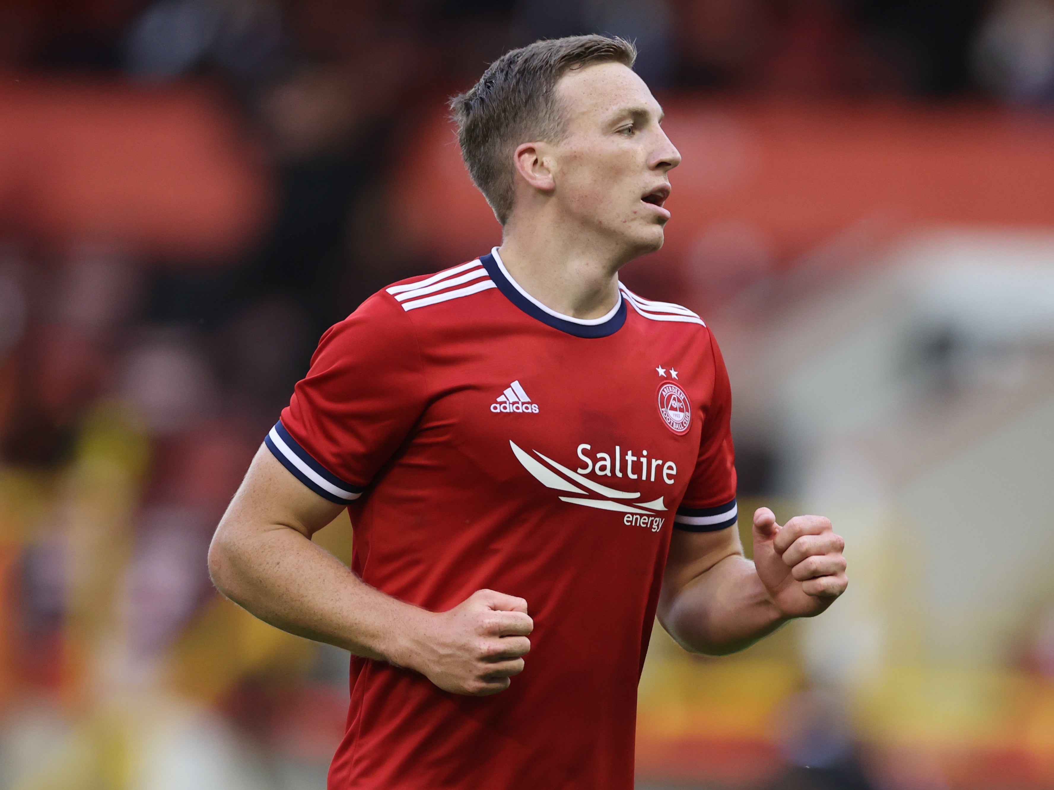 Lewis Ferguson scored two penalties as Aberdeen came from behind to beat 10-man Hibernian 3-1