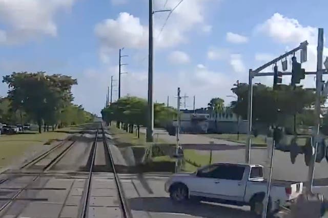 Una cámara a bordo de un tren Brightline capturó el momento en que un camión se interpuso en su camino
