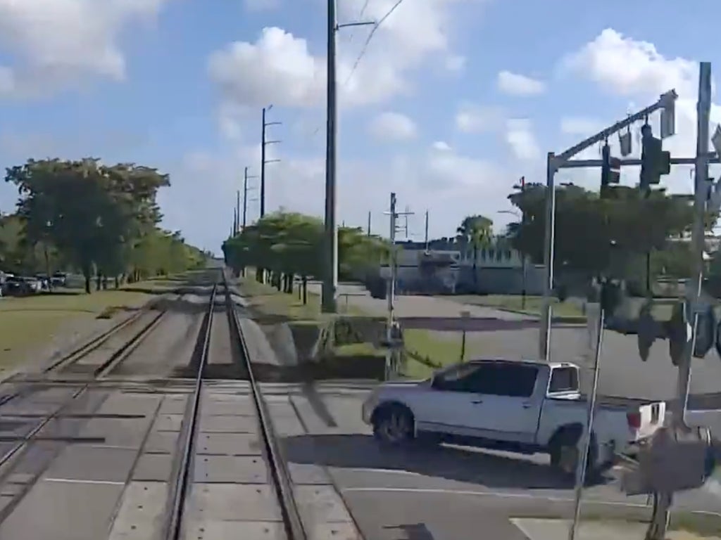 Video, Florida'da kamyonun tren yoluna dönüşmesinin ardından korkunç şutu gösteriyor