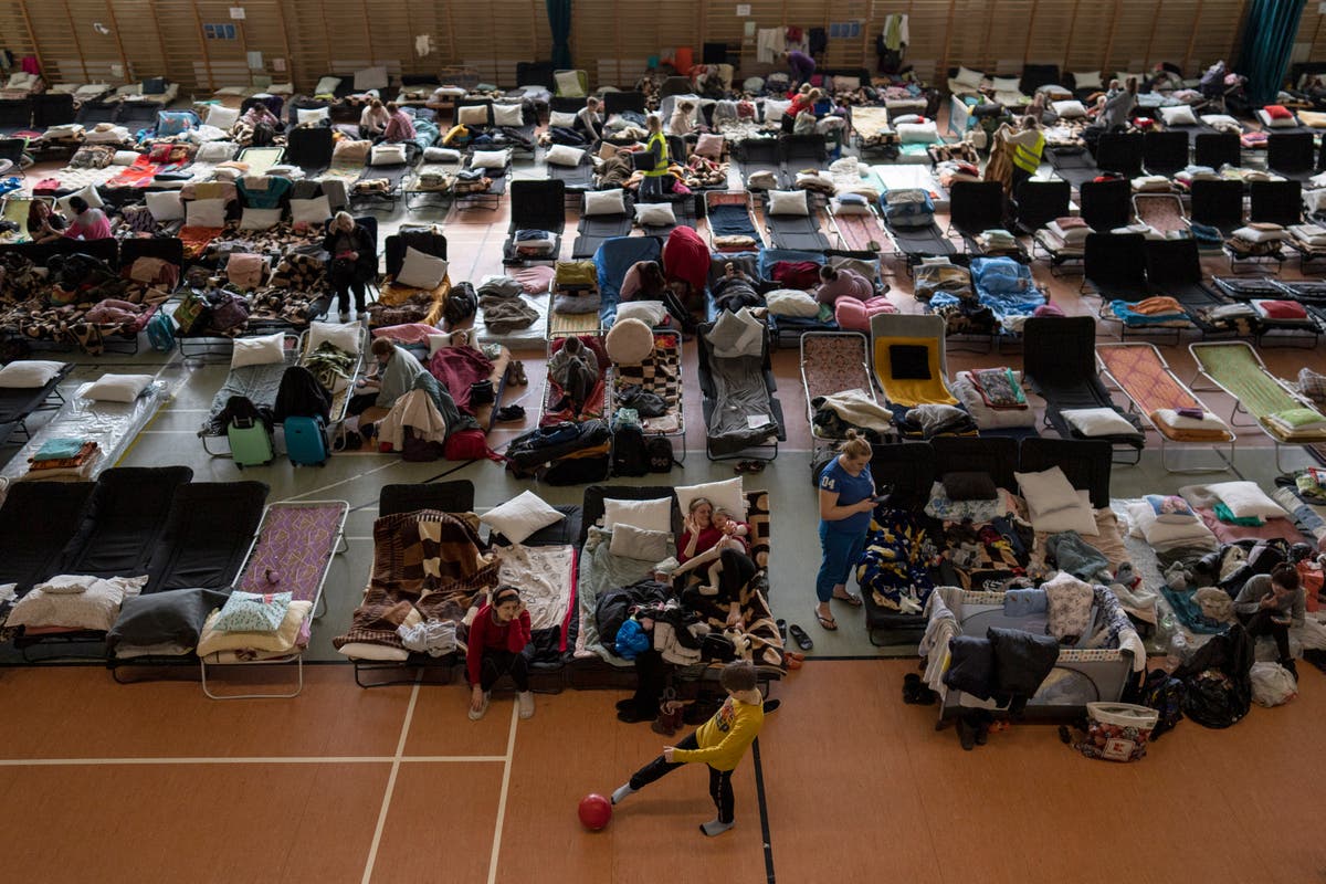 Ukrainian refugees at Polish border returning to come home despite risks - including women and children