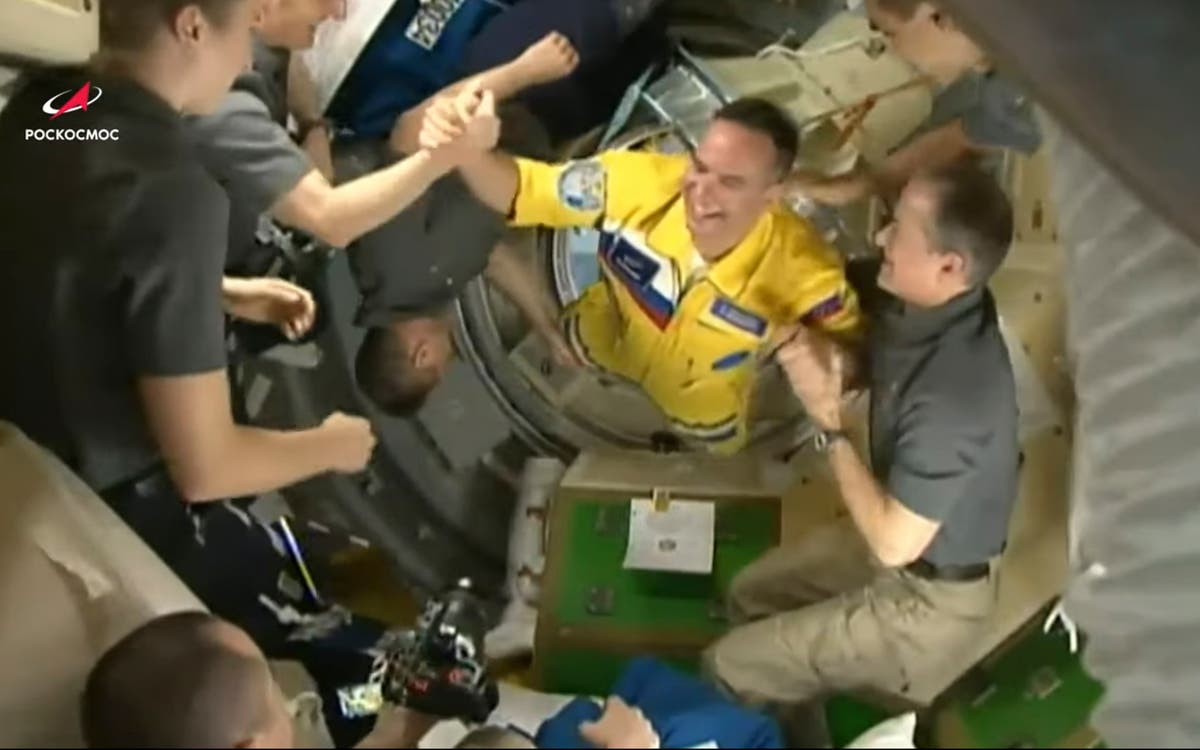 Russian cosmonauts: suits are not inspired by Ukrainian flag