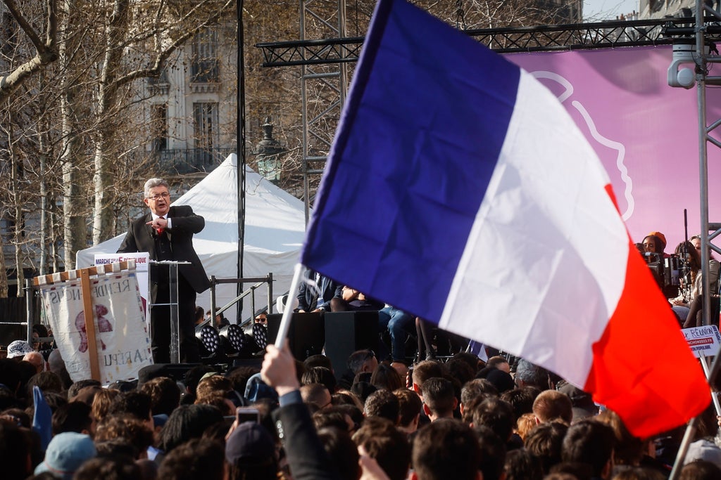 Fransız solcu Melenchon cumhurbaşkanlığı seçimleri öncesi miting yaptı