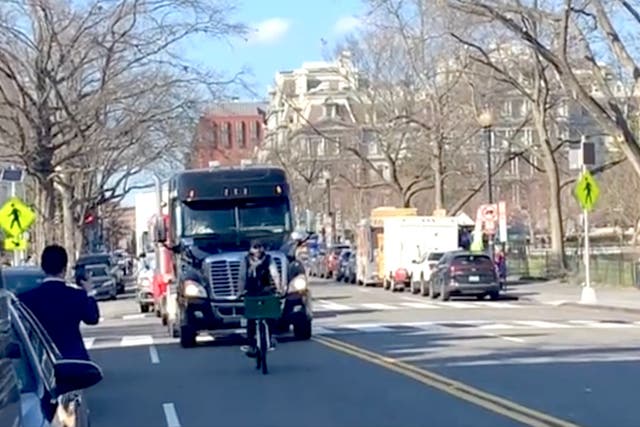 La protesta de los camioneros de People's Convoy se redujo a paso lento en Washington DC por un hombre en bicicleta