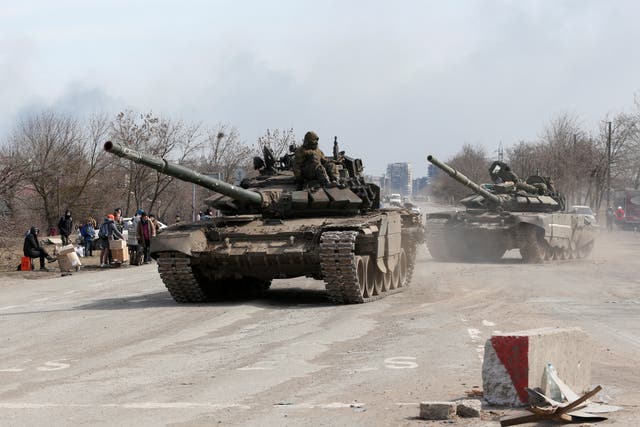 <p>Tropas prorrusas sobre tanques en las afueras de Mariúpol el domingo</p>