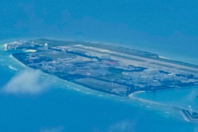 El domingo se ven estructuras y edificios chinos en la isla artificial en Fiery Cross Reef en el grupo de islas Spratly en el Mar de China Meridional.
