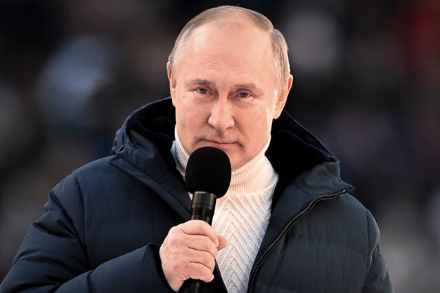 El presidente ruso, Vladimir Putin, pronuncia su discurso en el concierto que marca el octavo aniversario del referéndum sobre el estado de Crimea y Sebastopol y su reunificación con Rusia, en Moscú, Rusia, el viernes 18 de marzo de 2022. (Ramil Sitdikov/Sputnik Pool Photo vía AP/PA)