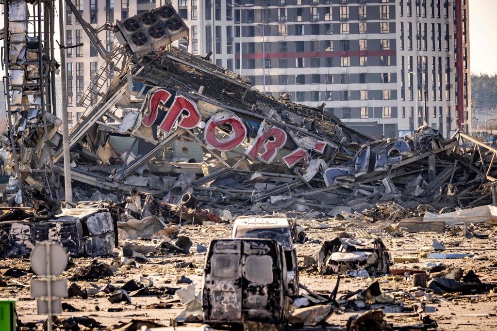 Kiev'deki Retroville alışveriş merkezi Rus hava saldırısının ardından tanınmaz hale geldi