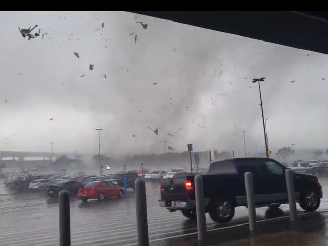 Un video de un tornado disparado desde un Walmart en Round Rock, Texas, el 21 de marzo