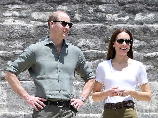 Catalina, duquesa de Cambridge y el príncipe Guillermo, duque de Cambridge visitan el sitio arqueológico maya de Caracol en el bosque de Chiquibul