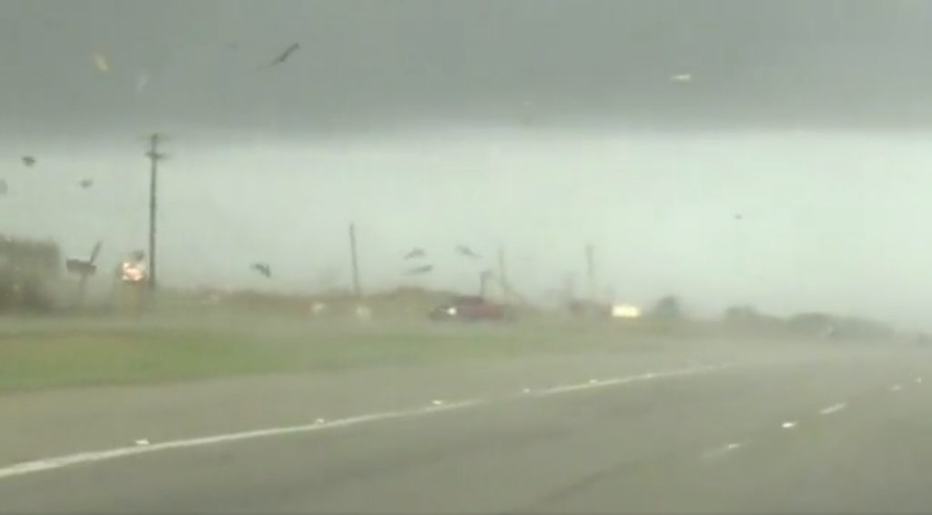 Teksas kasırgası: Video, kamyonun dik inmeden ve hareket etmeden önce rüzgarla savrulduğunu gösteriyor