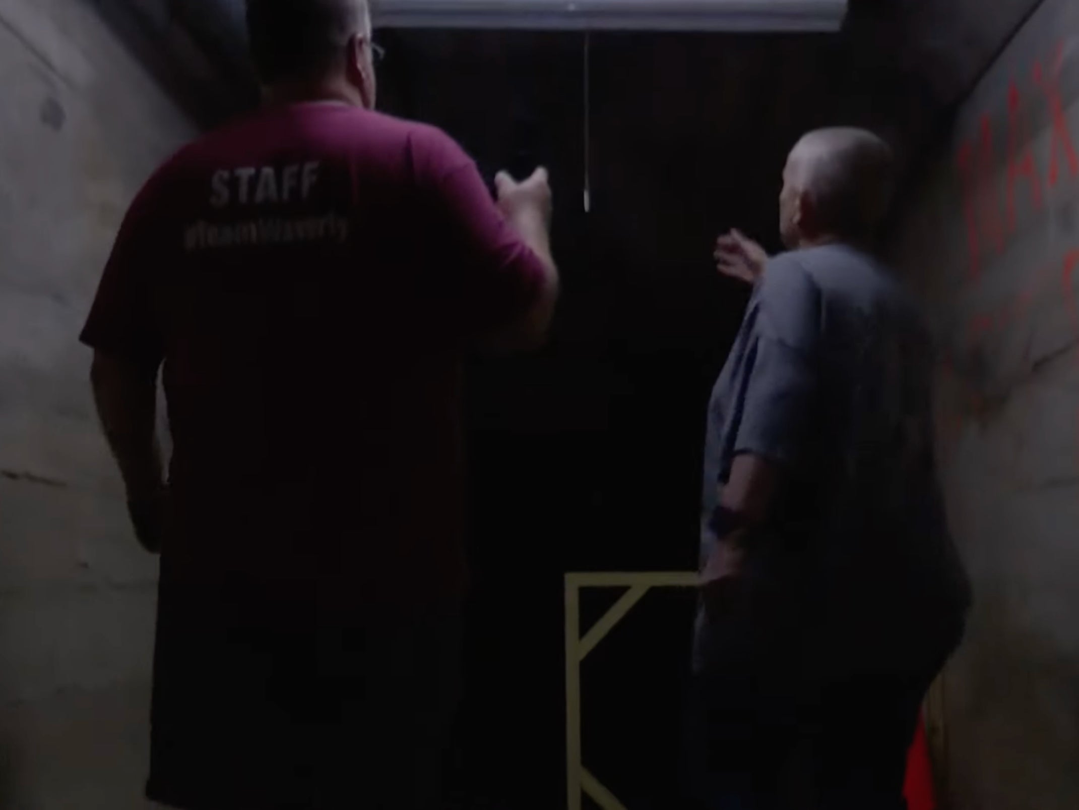 Los organizadores del recorrido dentro del 'tobogán de cadáveres' en Waverly Hills, en las afueras de Louisville