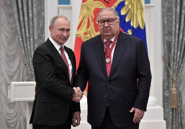 <p>Russian businessman Alisher Usmanov (R) shakes hands with Russian president Vladimir Putin on 27 November, 2018. </p>