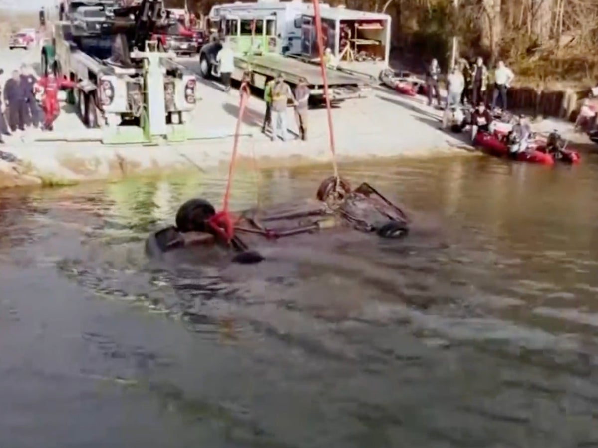 Divers help detectives recover 4 abandoned cars from artificial