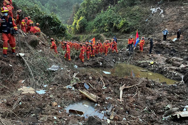 <p>Operaciones de búsqueda donde se estrelló el Boeing 737 en el el condado de Tengxian, sur de China</p>