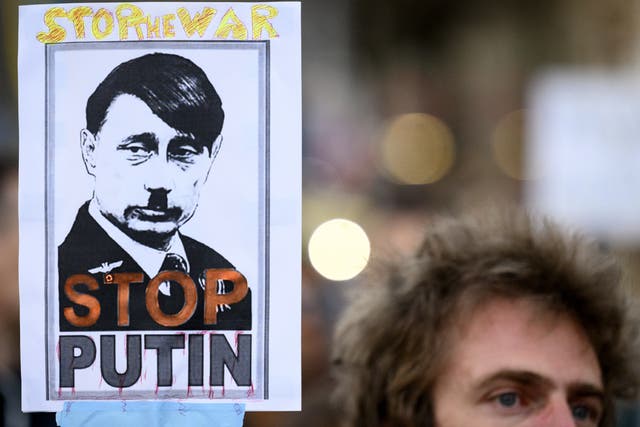 <p>Un manifestante sostiene una pancarta que dice “Stop Putin” durante una protesta contra la invasión rusa de Ucrania en Lausanne, Suiza</p>