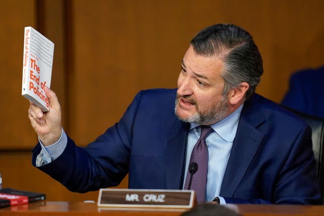 <p>Ted Cruz sostiene una copia aparentemente sin abrir de 'The End of Policing'</p>