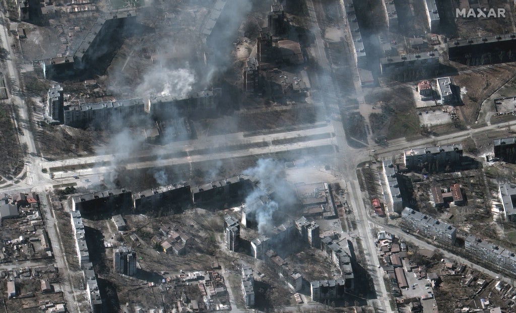 Stark Ukrayna insansız hava aracı görüntüleri, Ruslar yerleşim alanlarını bombalarken Mariupol'daki yıkımın boyutunu gösteriyor
