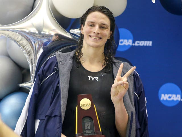 <p>Lia Thomas sostiene su trofeo después de ganar el estilo libre de 500 yardas en el campeonato de natación femenino de la NCAA el 17 de marzo de 2022.</p>