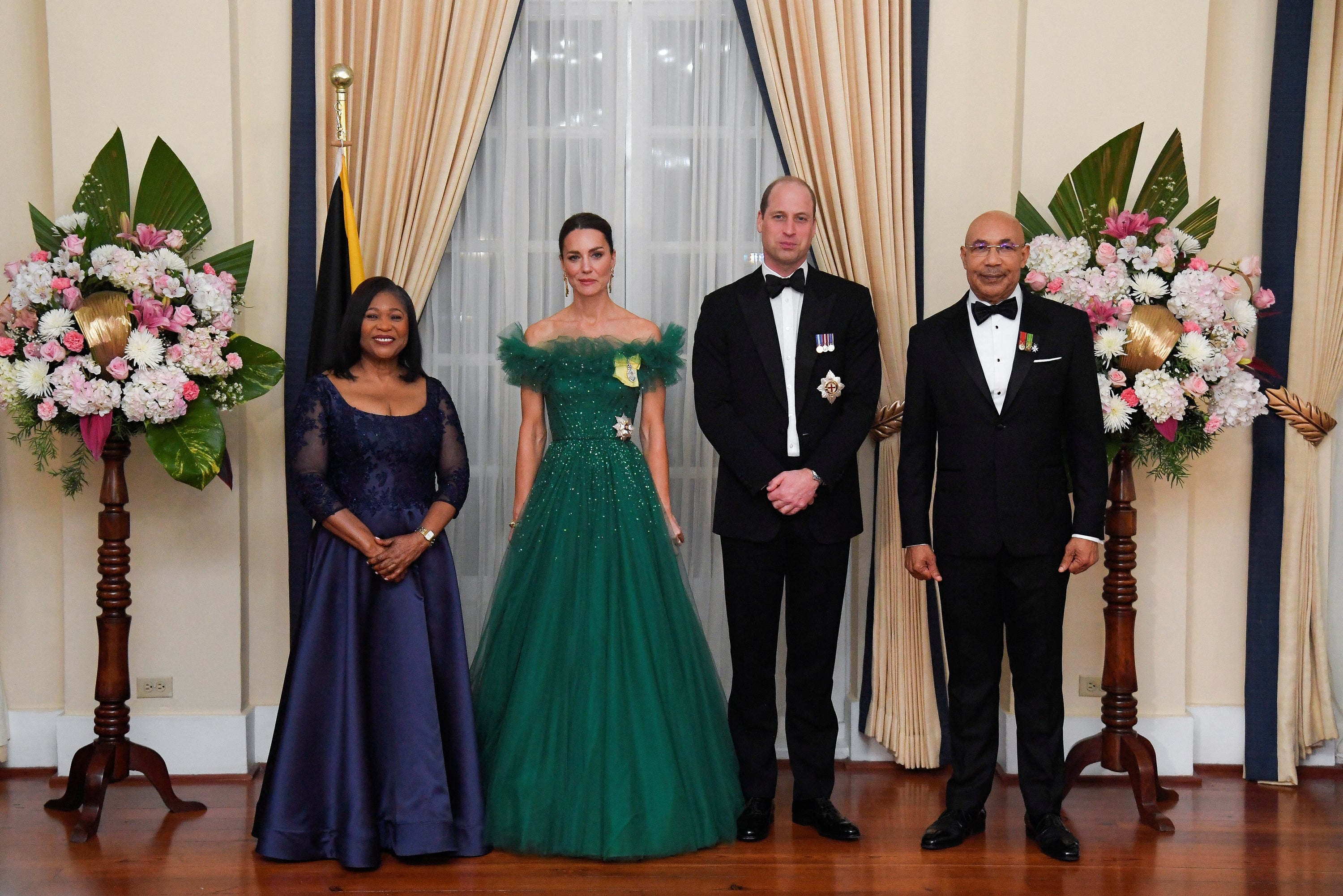 The Duke and Duchess of Cambridge (centre) pose with Sir Patrick Linton Allen, Governor General of Jamaica and his wife Patricia (Toby Melville/PA)