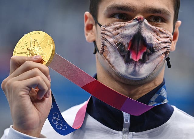 <p>Evgeny Rylov poses with his Olympic 200m backstroke gold medal in Tokyo</p>